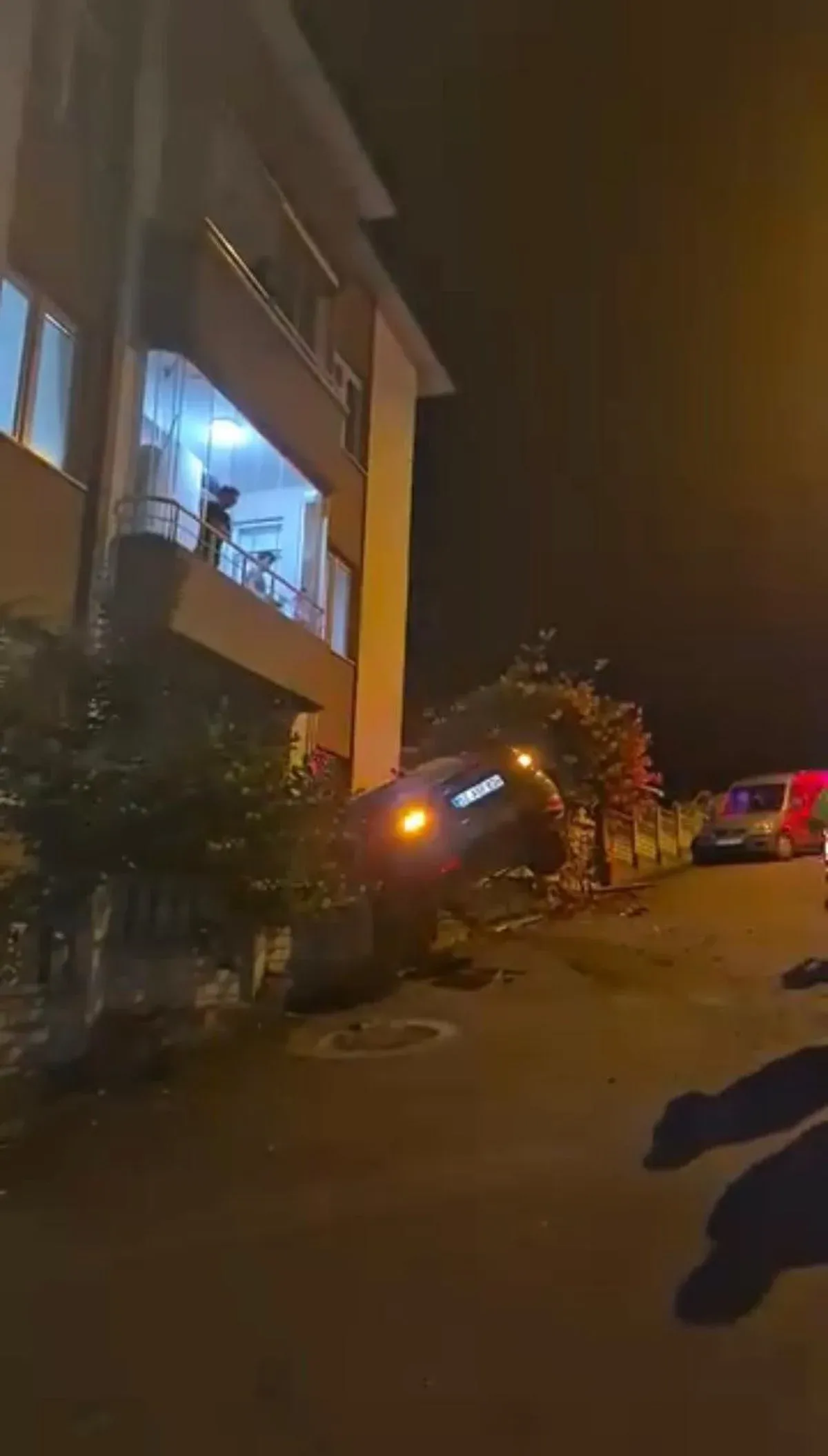 Ünye'de Kontrolden Çıkan Otomobil Duvara Çarptı, Sürücü Kaçtı