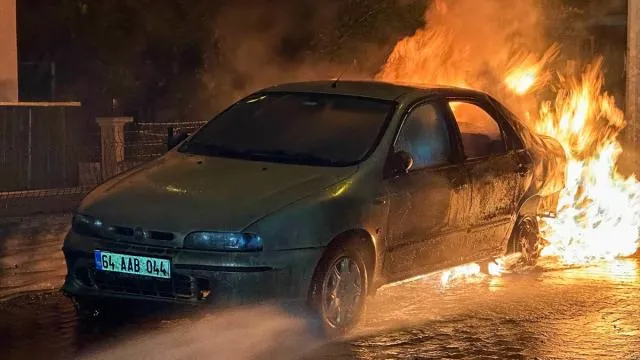 Uşak'ta park halindeki otomobil yandı