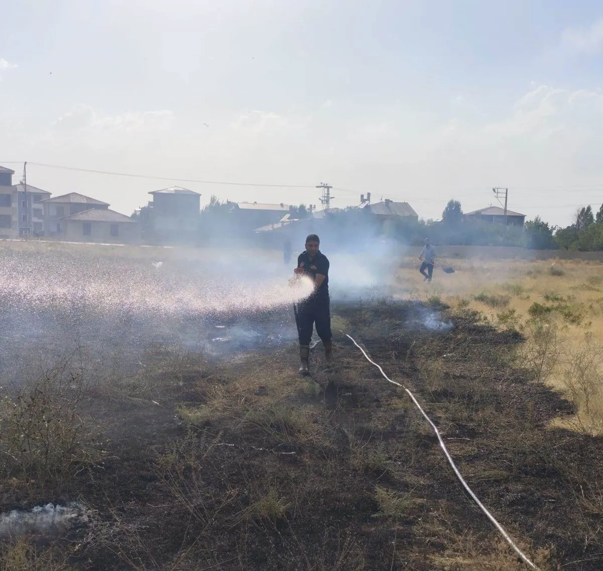 Van'da örtü yangını kısa sürede söndürüldü