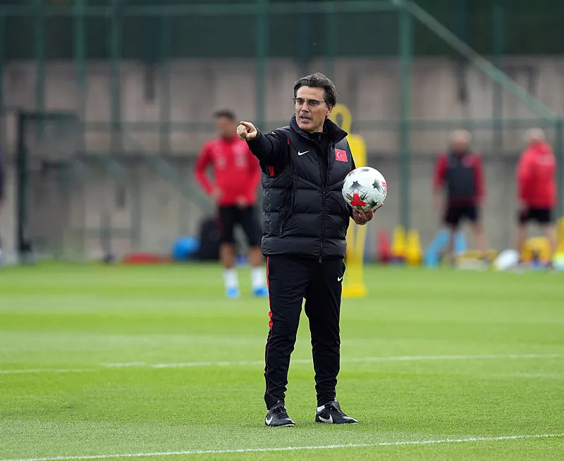 Vincenzo Montella'dan flaş ilk 11 kararı! İtalya maçında...