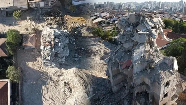 Yıkımı yapılan 6 katlı bina kendiliğinden çöktü: 2 kişinin yaralandığı olayda cadde trafiğe kapatıld