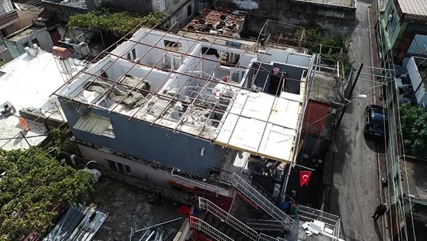 Adana'da fırtına çatıyı uçurdu! Evin sahibi o anları anlattı: Deprem oldu sandık