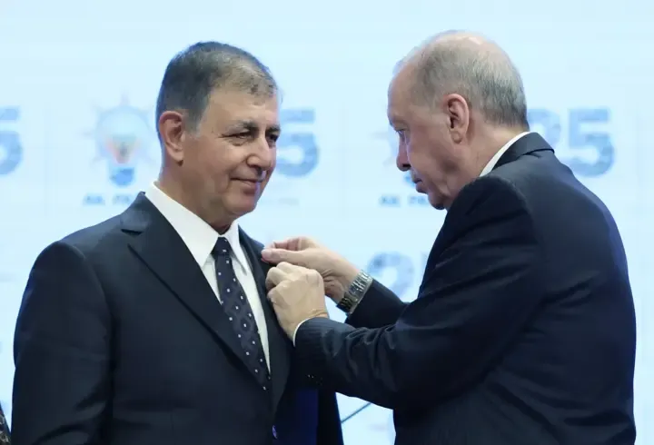 AK Parti'ye katılan Cemil Tugay konuştu: "Hayatım boyunca unutamayacağım bir gurur"