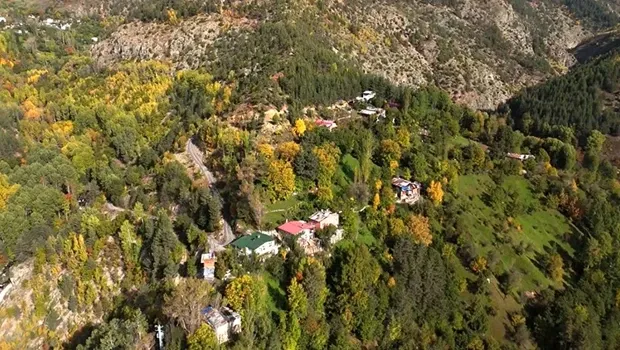 Artvin'de kayalıklar üzerine kurulu dağ köyü sonbaharda renk cümbüşüne büründü