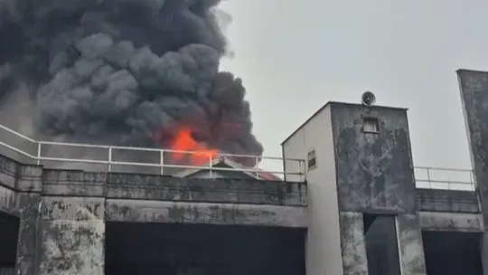 Bayrampaşa'da sanayi sitesinde yangın. Ekipler müdahale ediyor