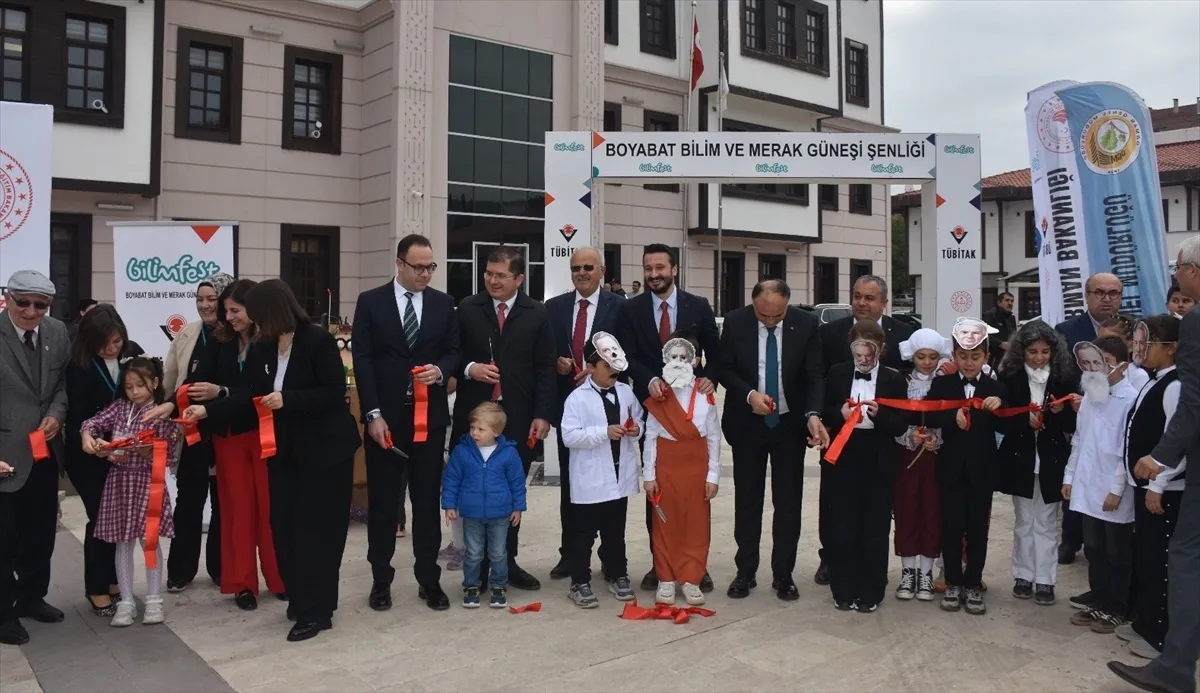 Boyabat'ta TÜBİTAK 4007 bilim şenliğinde katılımcılar deney yaptı