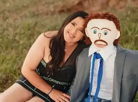 Çocuklarının babası! Bez bebekle evlenen kadın, eşinin 'ruhu olduğuna' inanıyor