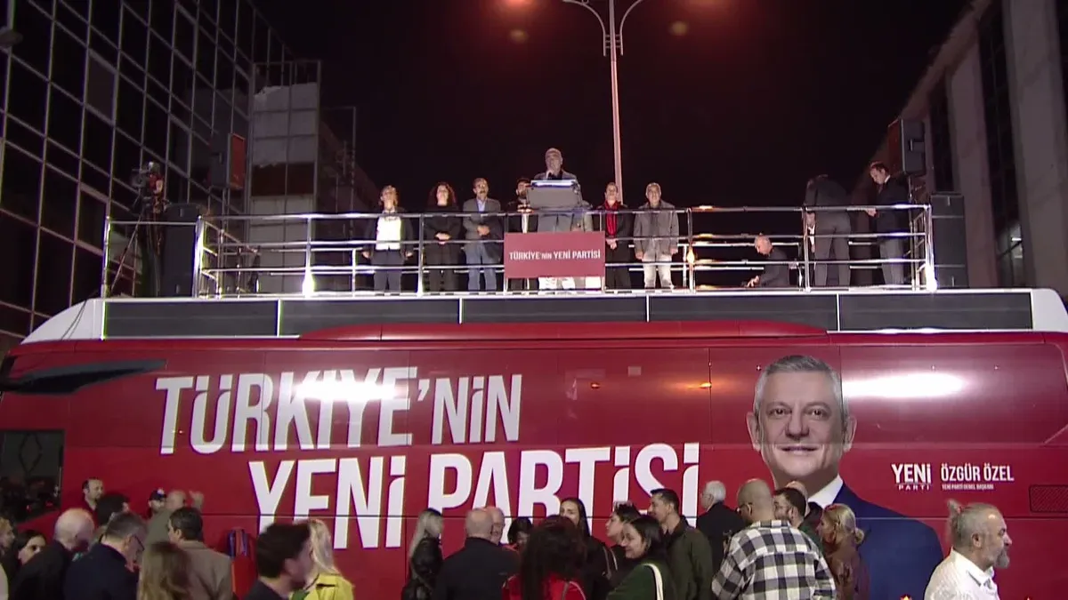 DİSK İstanbul temsilcisi Halk TV mitinginde kayyım ve tutuklamalara tepki gösterdi.