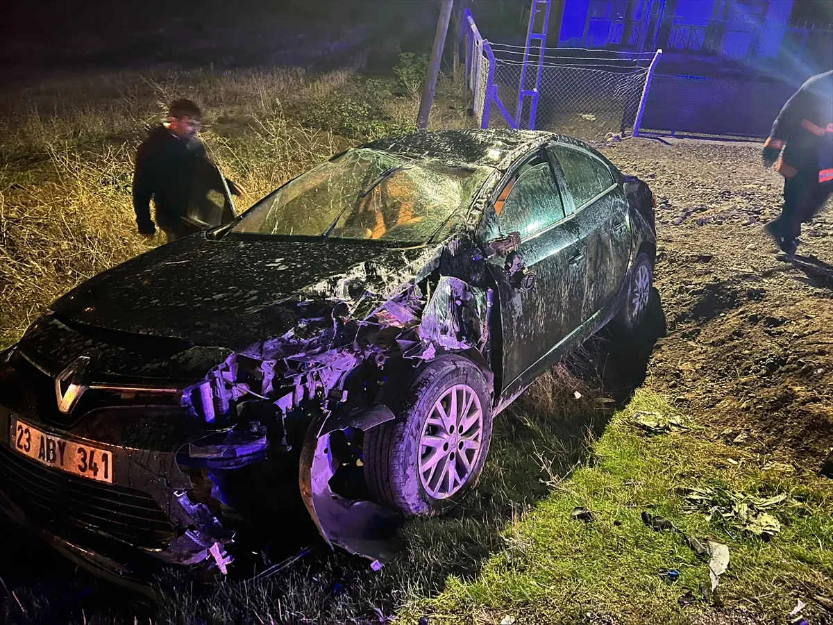 Elazığ Kovancılar'da traktör ile otomobil çarpıştı, 2 sürücü yaralandı