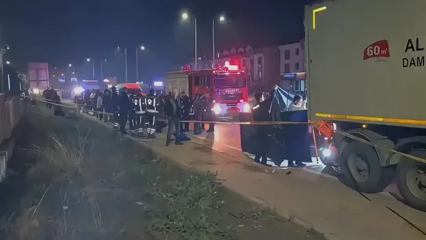 Emniyet şeridinde park halindeki TIR’a çarpan motosikletin sürücüsü öldü