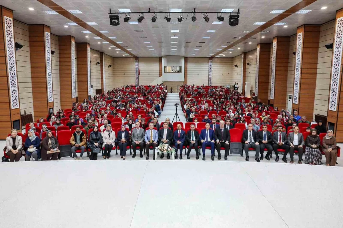 Erzincan Valisi Aydoğdu eğitimciler ve velilerle okul güvenliği toplantısına katıldı