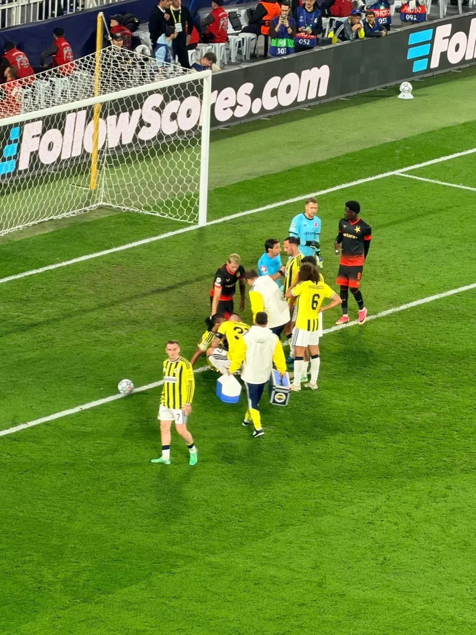 Fenerbahçe'de Nathan Ake şoku! Slavia Prag maçına devam edemedi