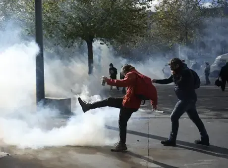 Fransa sokakları savaş alanına döndü! Arabalar ateşe verildi, 166 gözaltı