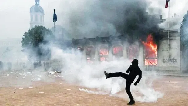 Fransa’da curcuna! Sokağın ateşi siyasete de sıçradı