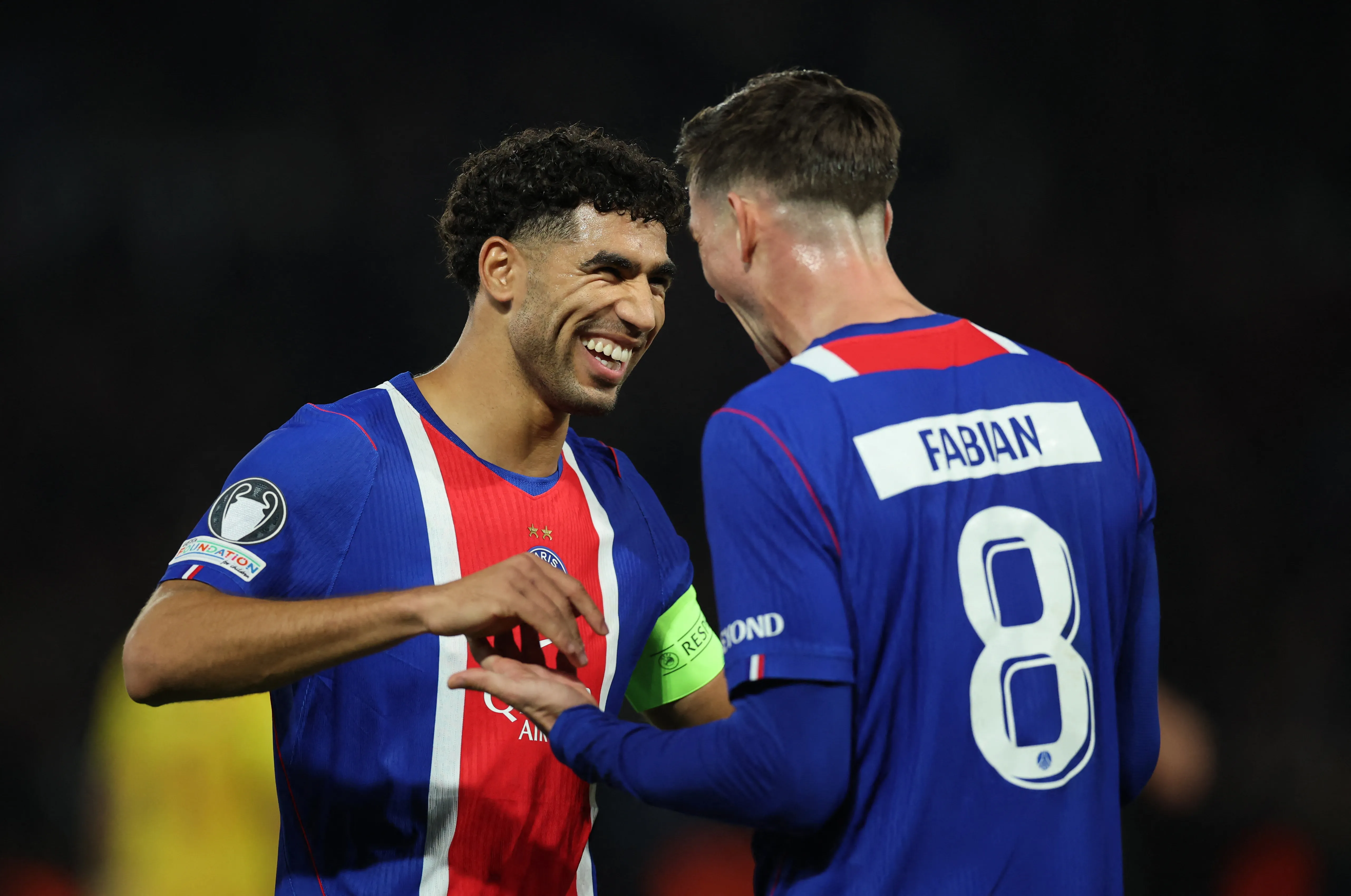 Fransa'daki olaylar futbolu da vurdu. PSG-Lyon maçı ertelendi