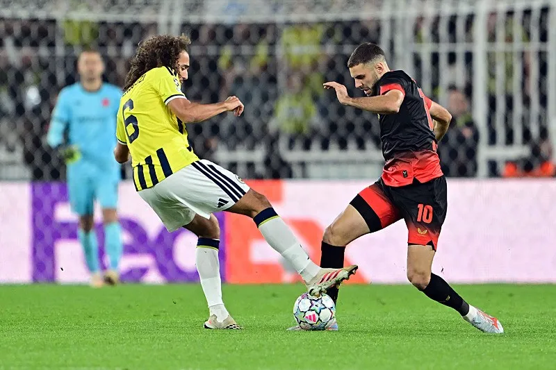 Guendouzi'den büyük hata! Slavia Prag farkı 1'e indirdi