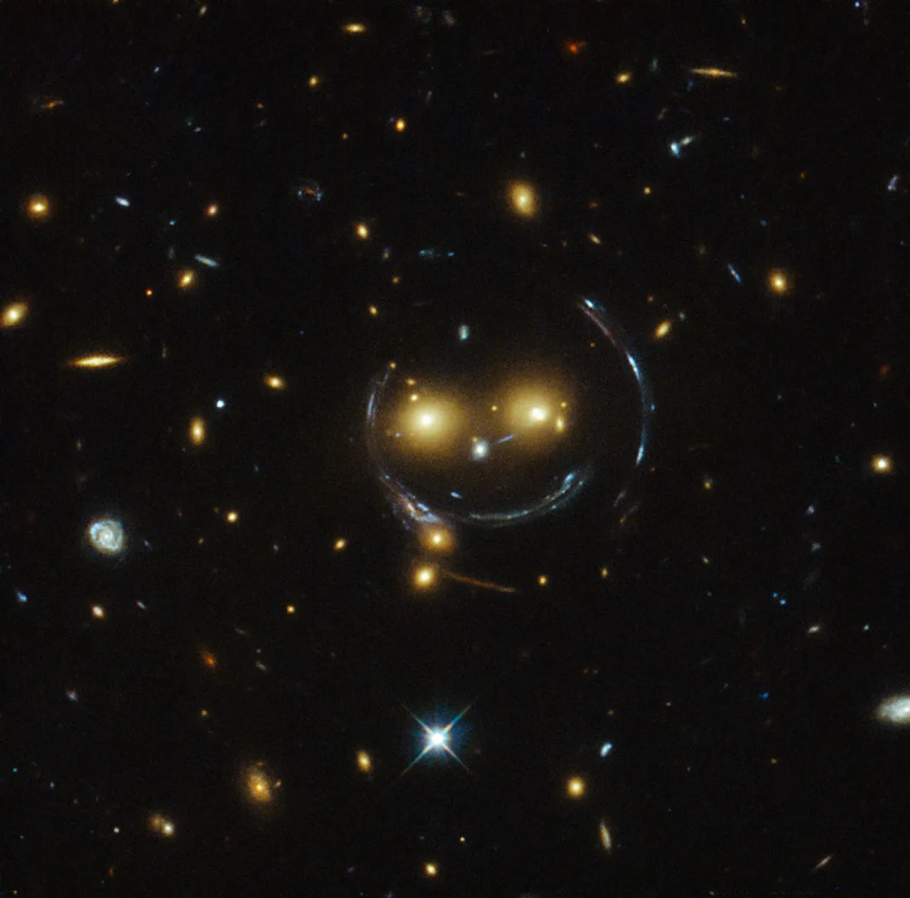 Hubble yakaladı. Gülümseyen galaksi