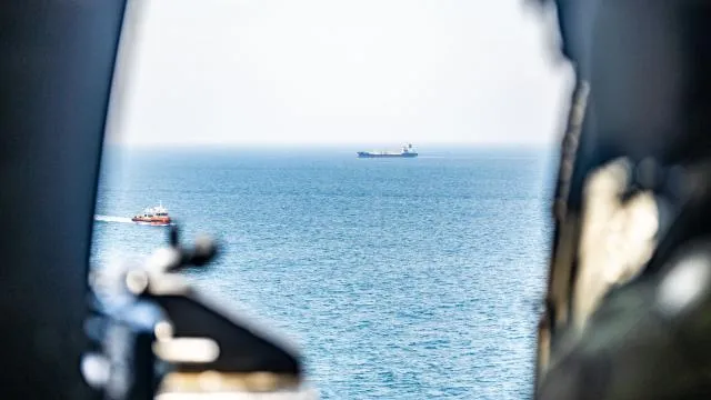 İngiltere Deniz Ticaret Operasyonları: Hürmüz Boğazı'nda bir petrol tankeri vuruldu