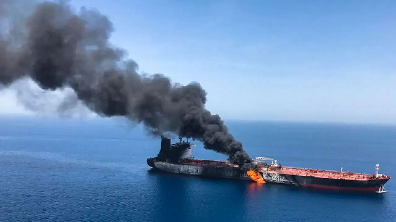 İran ordusu: Basra Körfezi'nde petrol transferi yapan 4 gemi vuruldu