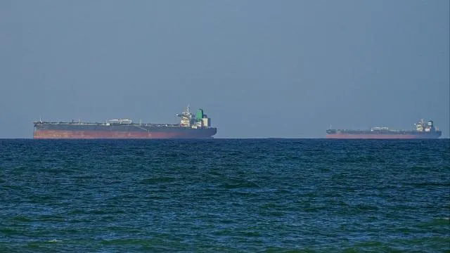 İranlı komutandan, Hürmüz Boğazı'ndan geçmek isteyen gemilere uyarı