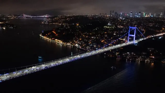 İstanbul Boğazı'nda gemi trafiği askıya alındı