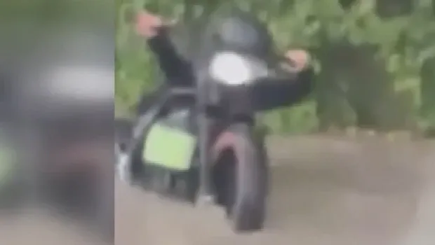 İstanbul'da sağanak kabusu: Suya batan motosikletlinin zor anları kamerada