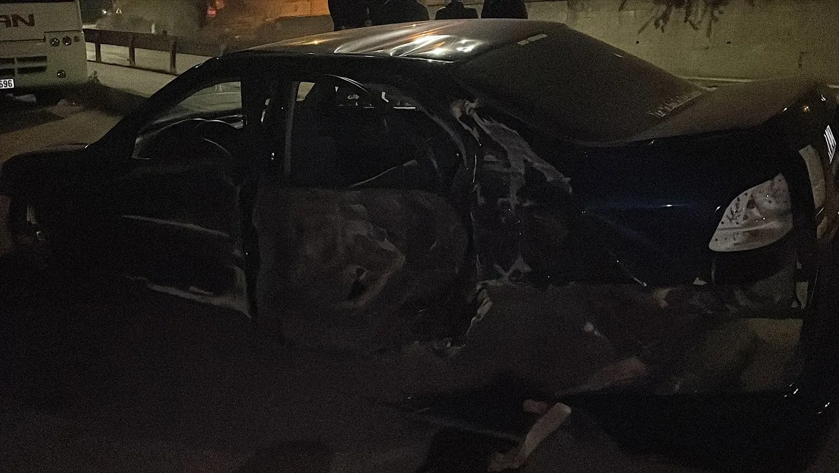 Kayseri Melikgazi'de yeni alınan otomobil kaza yaptı, 3 kişi yaralandı