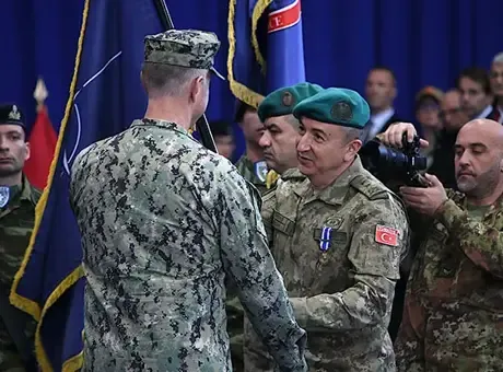 KFOR'da görev değişimi: Türkiye, NATO komutasını İtalya'ya devretti