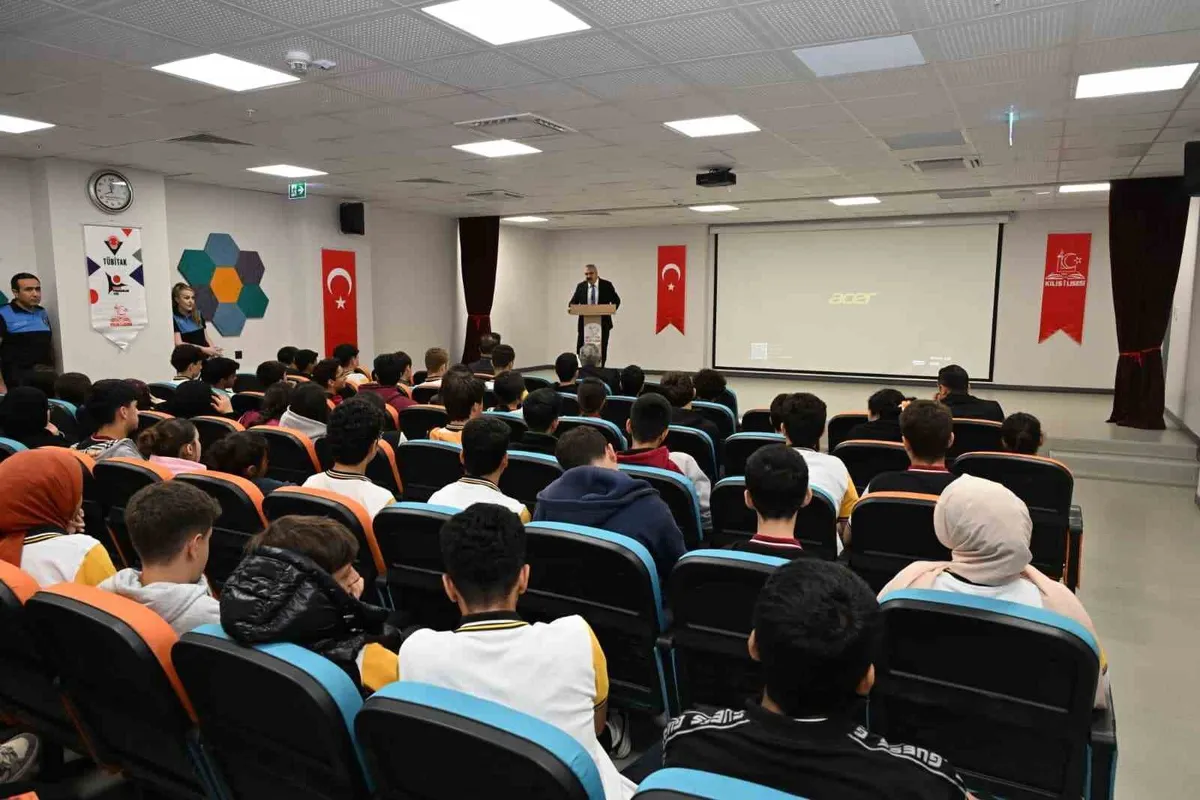 Kilis İl Emniyet Müdürü Bağrıaçık, lise öğrencilerini dijital tehditlere karşı uyardı