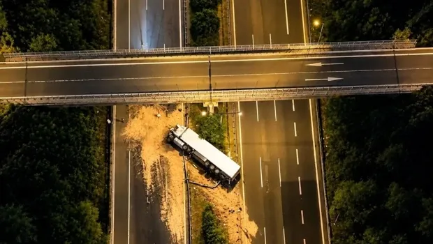 Kimyasal yüklü TIR devrildi! Trafik kilitlendi