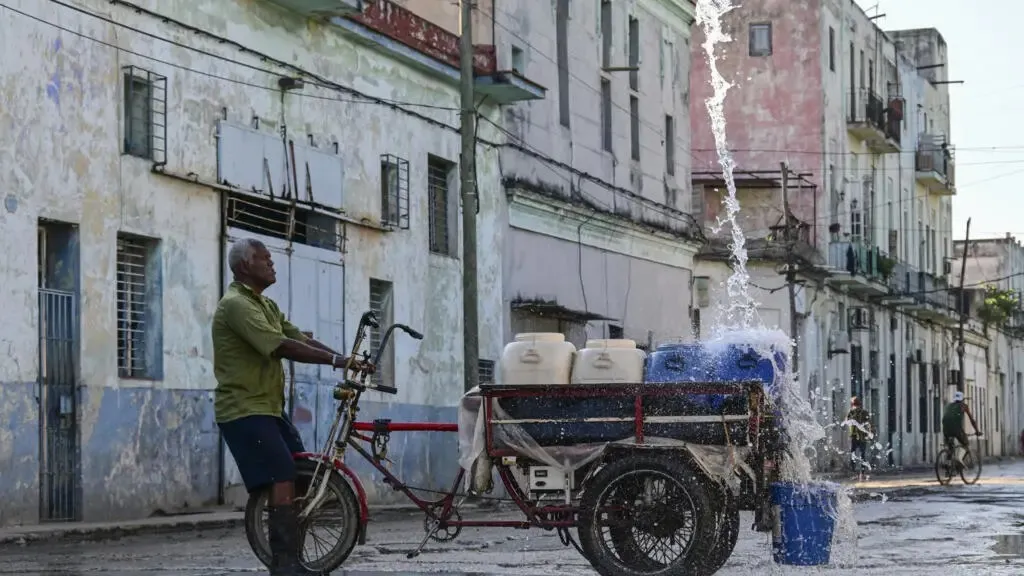 Küba'da milyonlarca kişi susuz kaldı. Halk kuyu kazıyor