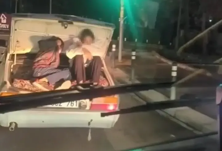 Küçükçekmece’de 2 çocuğun otomobilin bagajındaki tehlikeli yolculuğu kamerada