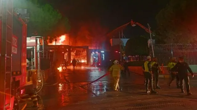 Manisa'da akü fabrikasında yangın