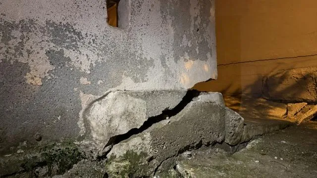 Mersin'de çatlaklar oluşan bina tahliye edildi