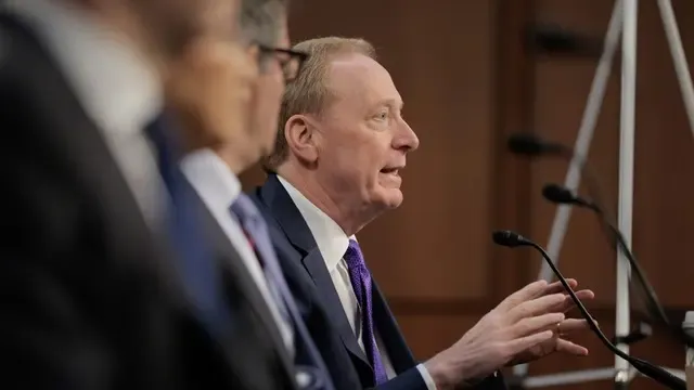 Microsoft Başkanından Çarpıcı Uyarı: "Yapay Zekâ, Sütten Bile Daha Az Denetleniyor"