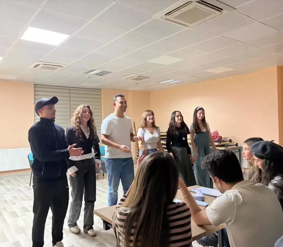 Muğla'da gençler, Gençlik ve Spor İl Müdürlüğü etkinliğinde skeçlerini sahneye taşıdı