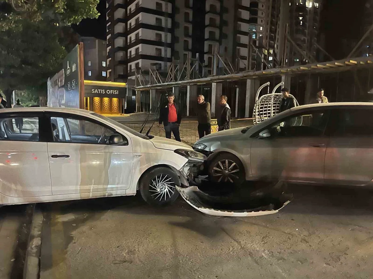 Niğde'de direğe çarpan otomobil, park halindeki araca da çarptı; sürücü yaralandı