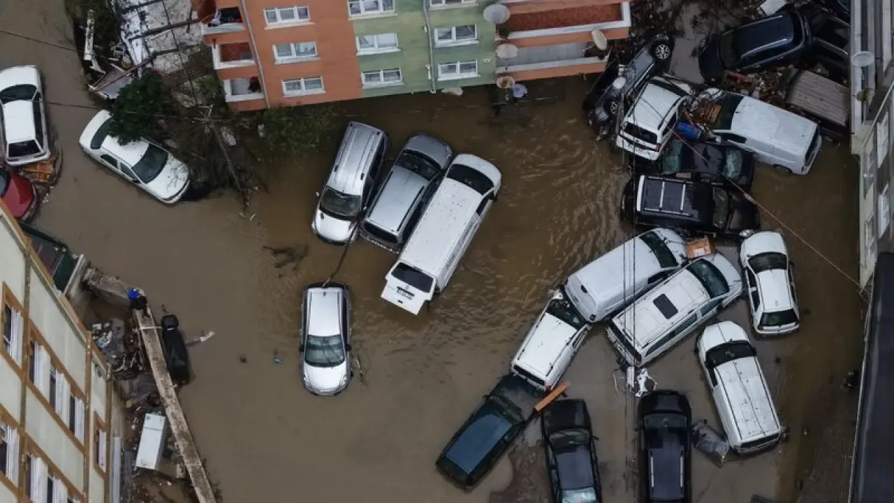 Otomotivde sel uyarıları: Kasko fiyatları yükselecek, elektrikli araçları sakın çalıştırmayın