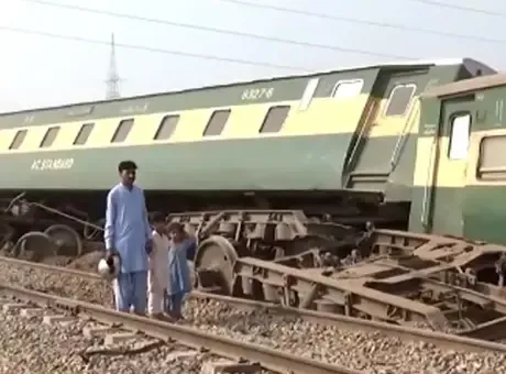 Pakistan'da tren raydan çıktı: 6 kişi hayatını kaybetti, yaralılar var