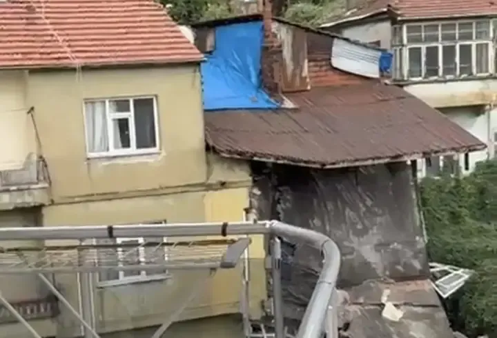 Sağanak nedeniyle dün bir duvarı yıkılan ev bugün çöktü
