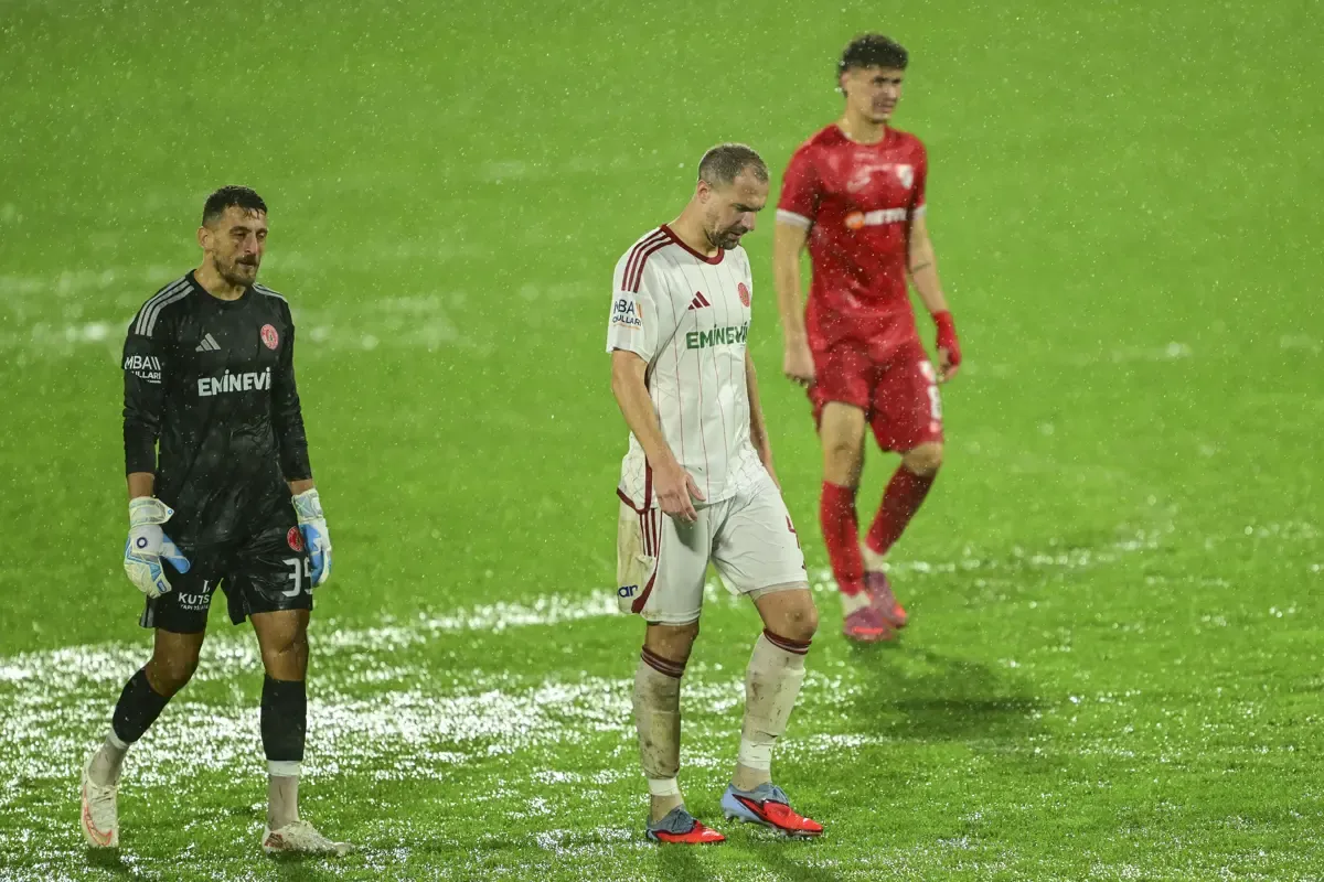 Saha göle döndü, hakem maçı erteledi