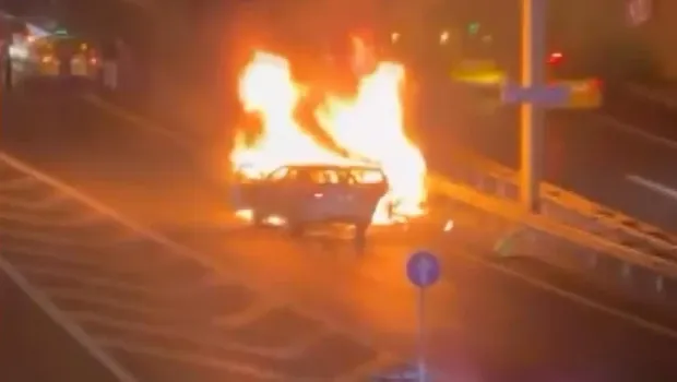 Sarıyer TEM Otoyolu’nda otomobil duran taksiye çarptı: 2 araç yandı, 5 kişi yaralandı