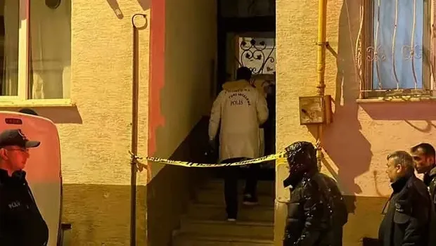 Sevgilisiyle birlikte yaşadığı evde göğsünden bıçaklanıp öldü