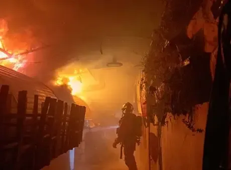Sokak lezzetlerinin merkeziydi: Paris'in en eski kapalı pazarı yangında küle döndü
