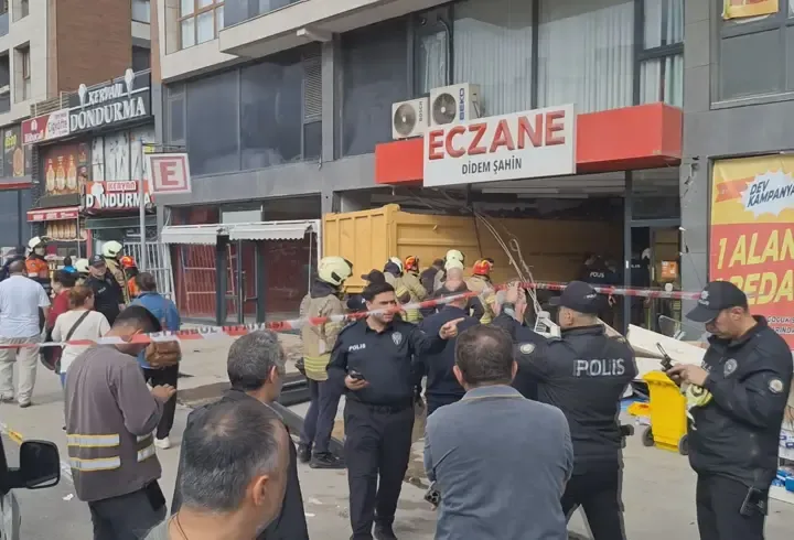 Son Dakika! Pendik'te kamyon eczaneye daldı: Yaralılar var