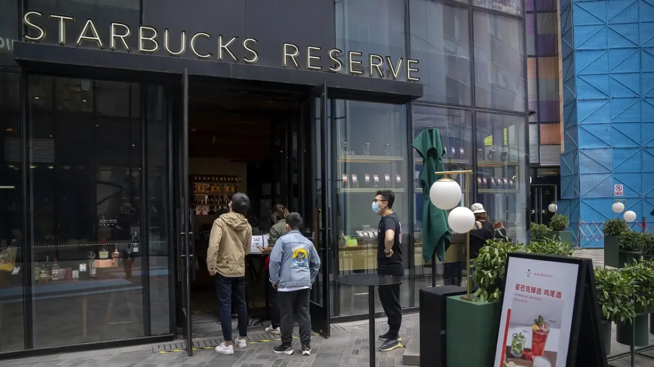 Starbucks Çin'de alışverişsiz oturma dönemini kapatıyor