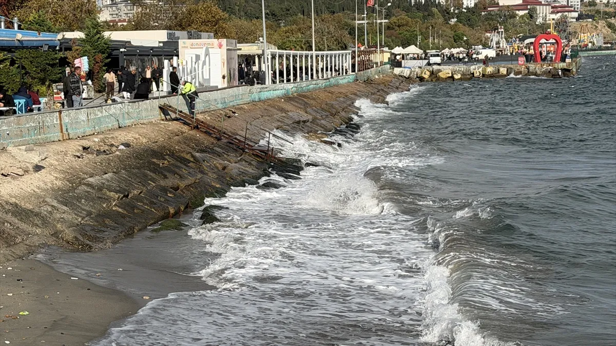 Tekirdağ'da lodostan deniz ulaşımı aksadı, 6 şilep ve tanker açığa demirledi