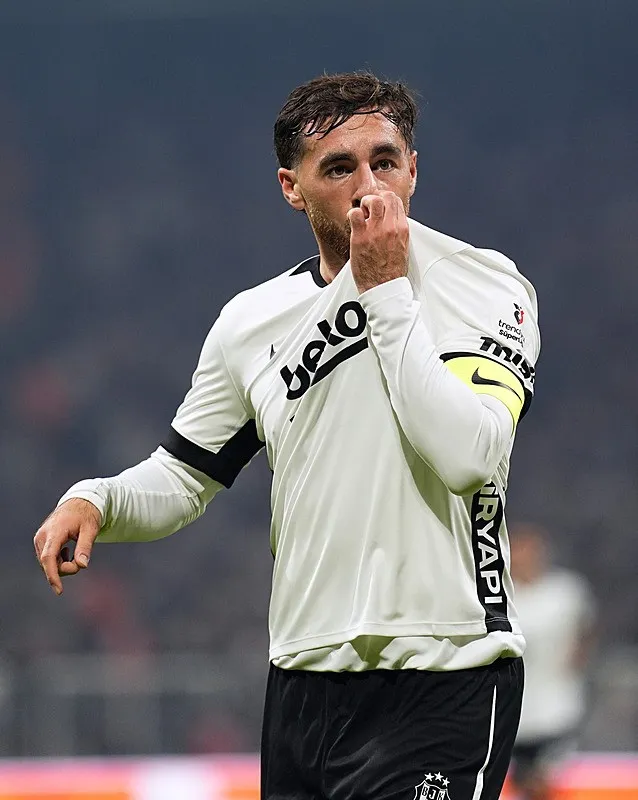 Trendyol Süper Lig'de Orkun Kökçü'nün Kocaelispor'a attığı gol, haftanın golü seçildi