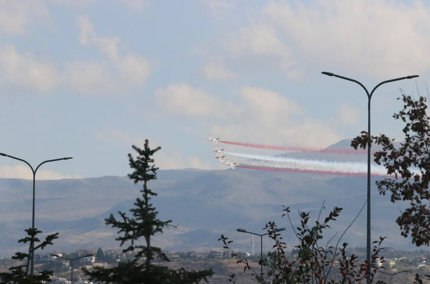 Türk Yıldızları Kayseri'de gösteri uçuşu yaptı