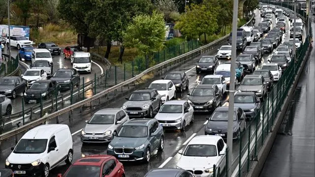 Yağışın da etkisiyle İstanbul'da yoğun trafik